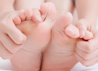 Mycose du pied (orteils et pied d’athlete) : symptômes, causes et traitements