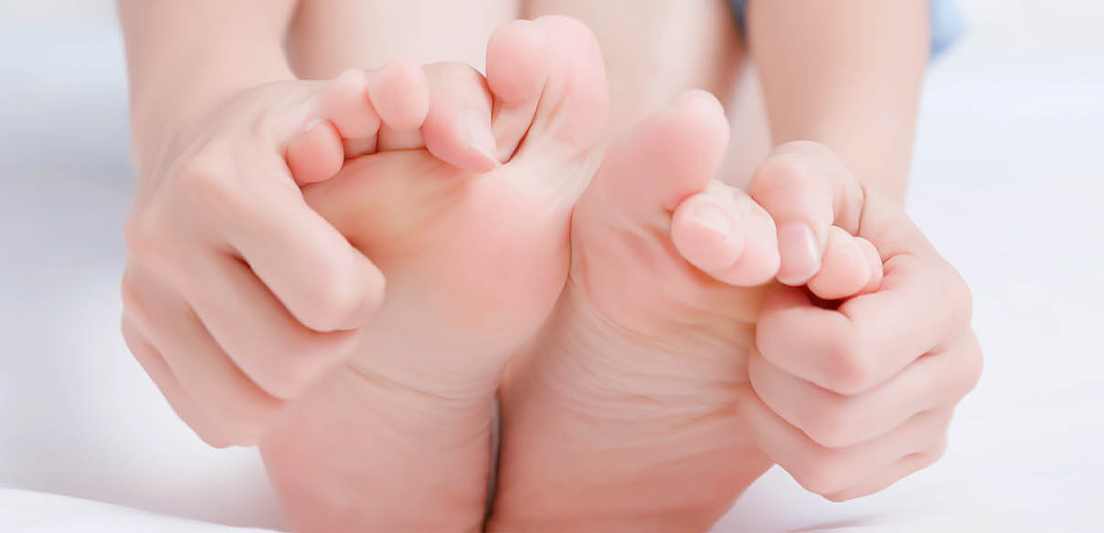 Micosi del piede (dita dei piedi e piede d’atleta): sintomi, cause e trattamenti